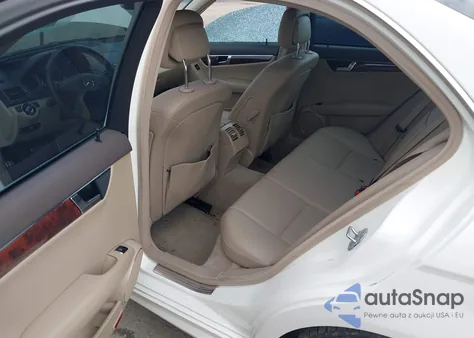 2010 Mercedes-Benz C 300 Sport 4Matic z USA, uszkodzony, nr VIN WDDGF8BB9AF485480